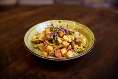 Lezzetli vejetaryen salatası, kraker, çiğ vejetaryen yemeği