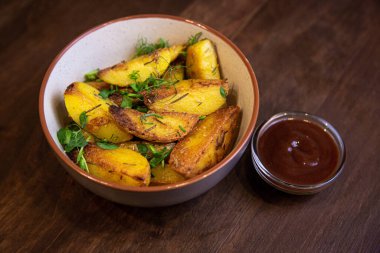 fırında patates, otlu ve kırmızı soslu.