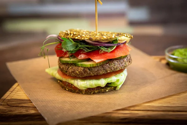 Pyszne pyszne surowe jedzenie burger wegańskie — Zdjęcie stockowe