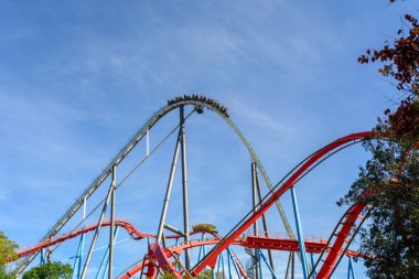 Tarragona, katalonya ve İspanya 'daki eğlence parkındaki roller coaster shambala ve kırmızı ejderhayı seyret.
