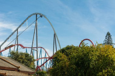 PORT AVENTURA, İspanya - Ekim, 31,2021. Shambhala ve Ejderha Han, Salou, Katalonya, İspanya 'daki Port Aventura parkında..