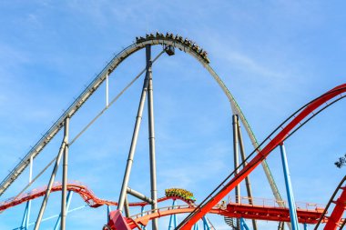 PORT AVENTURA, İspanya - Ekim, 31,2021. Shambhala ve Ejderha Han, Salou, Katalonya, İspanya 'daki Port Aventura parkında..