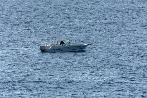 Человек Рыбачит Лодке Голубом Средиземном Море — стоковое фото