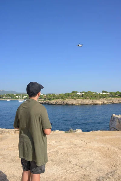 Hátsó Kilátás Tinédzser Fiú Repülő Drón Földközi Tenger Partján Ellen — Stock Fotó