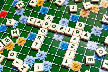 Scrabble tahtasında 