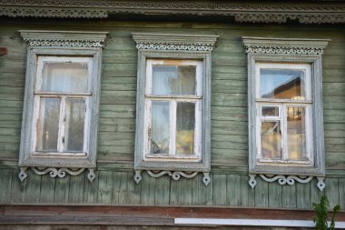 Orel şehir. Pencere ve çatı tasarımında açılış tahtası oymalarıyla dekorasyon.