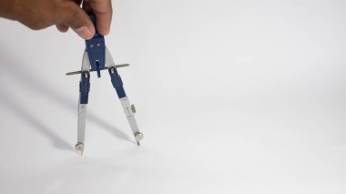 Kopya alanı olan beyaz kağıda teknik pusula çizimi