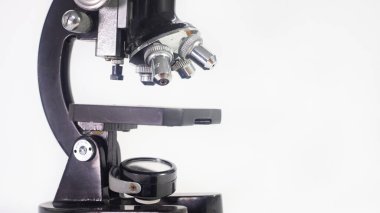 Eski analog mikroskop, kopyalama alanı olan beyaz arkaplanda ayna