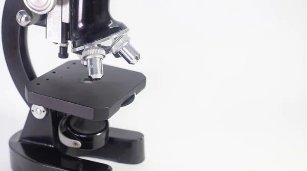Viejo Microscopio Analógico Espejo Sobre Fondo Blanco Con Espacio Copia —  Fotos de Stock