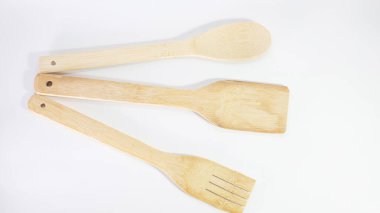 Yemek servisi için çatal bıçak takımı, beyaz arkaplanlı bambu, fotokopi alanı ve seçici odaklı.