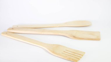 Yemek servisi için çatal bıçak takımı, beyaz arkaplanlı bambu, fotokopi alanı ve seçici odaklı.