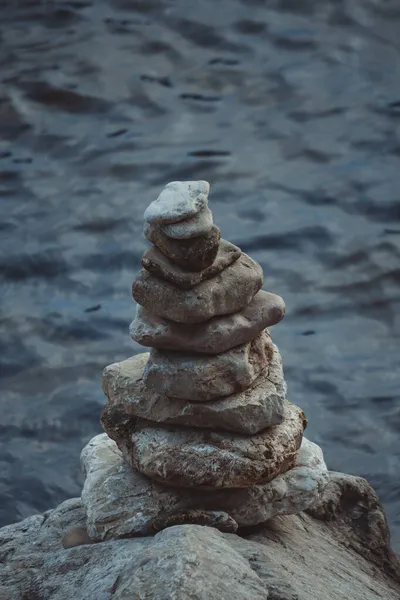 Πέτρες Zen Ενάντια Στη Γαλάζια Θάλασσα — Φωτογραφία Αρχείου