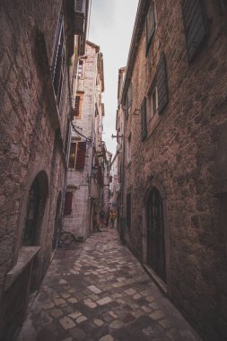 Karadağ 'ın eski UNESCO kenti Kotor' daki Dar Sokak