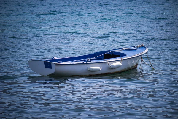 Голубая Белая Лодка Море — стоковое фото