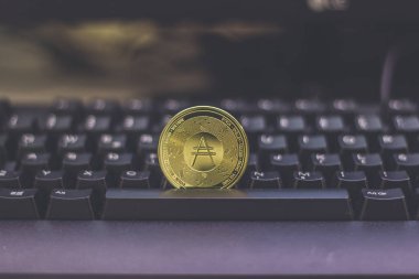 Klavyede bir altın ADA Cardano madeni parası