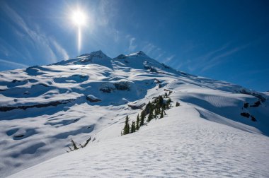 Baker Dağı 'nın üzerinde güneşli bir gün