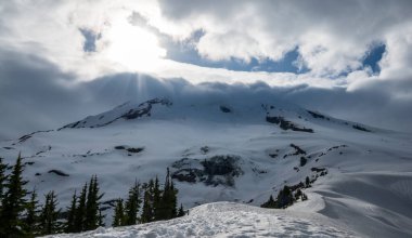 Güneş Baker Dağı 'na bakıyor.