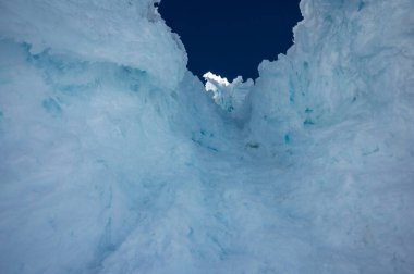 Hood Dağı 'nın İnci Kapısı' ndan yukarı bakıyorum.