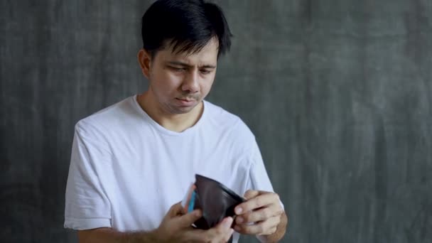 Asiat Öffnet Brieftasche Auf Der Suche Nach Geld Mit Schockiertem — Stockvideo