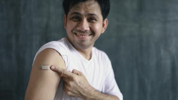 Azjata Pokazać Ramię Bandażem Wstrzyknięciu Ochrony Szczepienia Koronawirusa — Wideo stockowe