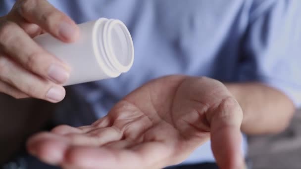 Prendete Medicina Alleviare Malattia Chiudere Upman Versato Una Pillola Medicinale — Video Stock
