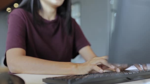 Asiatin Mit Büro Syndrom Handgelenk Massiert Ihr Handgelenk Mit Schmerzen — Stockvideo