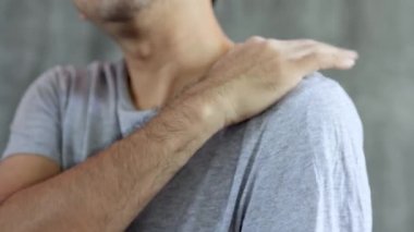 Omuz ağrısı çeken bir adam, uzun süre bilgisayar kullanmaktan omuz ağrısı.