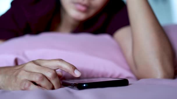 Nahaufnahme Hand Frau Touchscreen Smartphone Auf Dem Bett — Stockvideo