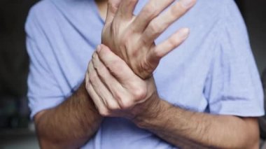 Genç adamın bilek ağrısı, ofis sendromu sağlık konsepti