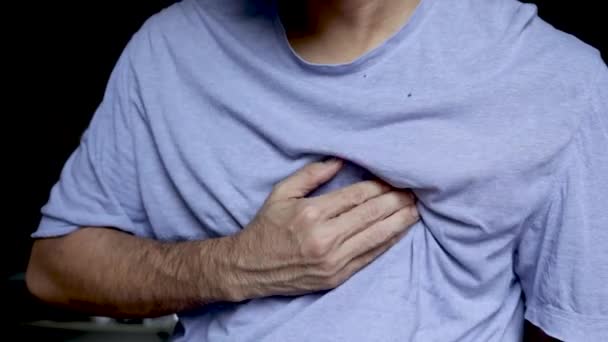 Närbild Man Som Lider Hjärta Hjärtsjukdom Man Som Har Hjärtattack — Stockvideo