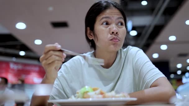 Mulher Asiática Comendo Praça Alimentação — Vídeo de Stock
