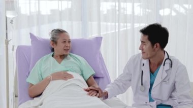 Asyalı profesyonel doktor yatağın üstünde hastanın durumunu, hastane yatağında hasta bir hastayla ilgilenip ilgilenmediğini sordu.