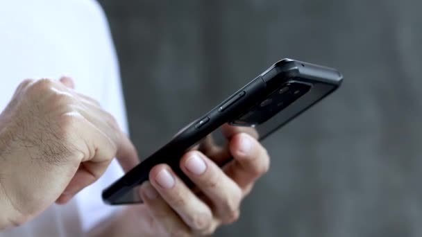 Männlicher Finger Auf Bildschirm Handy Smartphone — Stockvideo