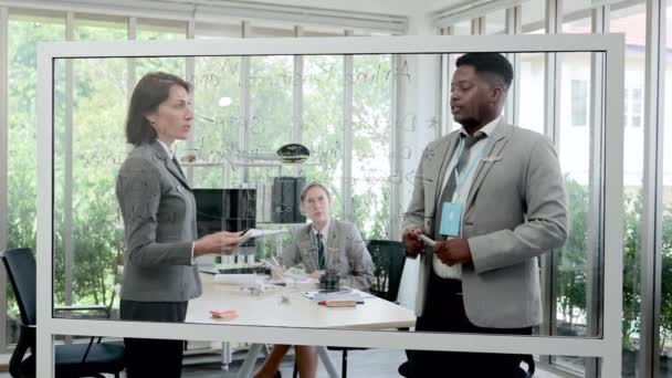Junger Schwarzer Mann Präsentiert Projekt Luftfahrt Businessplan Für Vorgesetzte Büro — Stockvideo