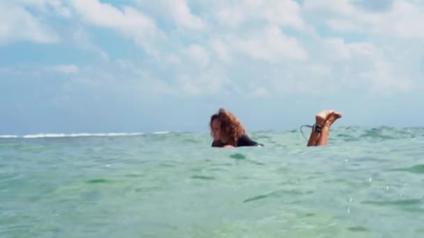 Video Una Ragazza Surfista Tavola Surf Bianca Nell Oceano Blu — Video Stock