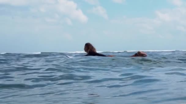 Videobeelden Van Surfer Meisje Wit Surfplank Blauwe Oceaan Afgebeeld Vanaf — Stockvideo