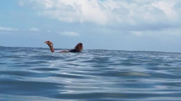 Videobeelden Van Surfer Meisje Wit Surfplank Blauwe Oceaan Afgebeeld Vanaf — Stockvideo