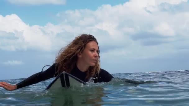 Videofilmer Surfare Flicka Vit Surfbräda Blå Havet Avbildad Från Vattnet — Stockvideo