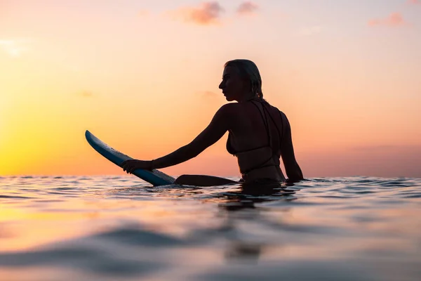 Retrato Menina Surfista Com Belo Corpo Prancha Surf Oceano Tempo — Fotografia de Stock