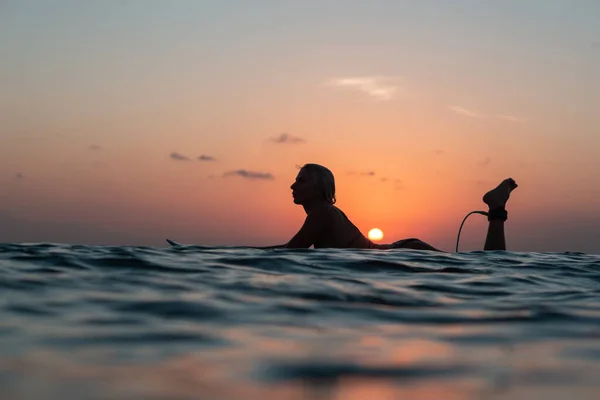 Retrato Surfista Chica Con Hermoso Cuerpo Tabla Surf Océano Hora — Foto de Stock