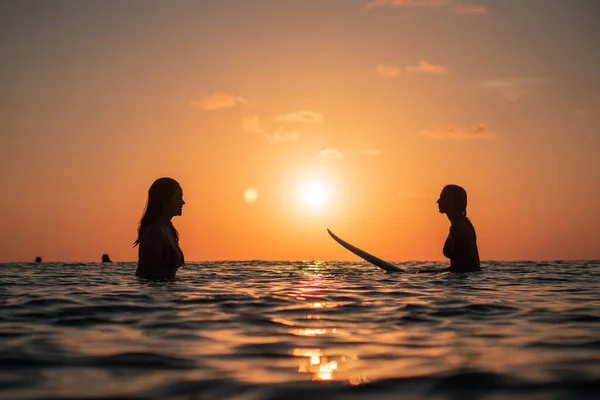 Portret Uit Het Water Van Twee Surfmeisjes Met Prachtige Lichamen Stockfoto