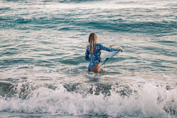 Retrato Menina Surfista Loira Com Prancha Surf Branco Oceano Azul — Fotografia de Stock