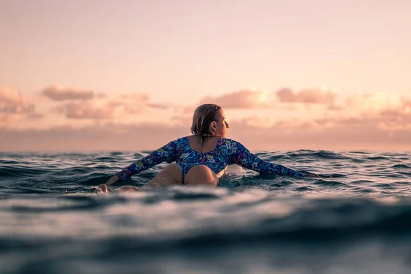 Retrato Niña Surfista Rubia Con Tabla Surf Blanca Océano Azul — Foto de Stock