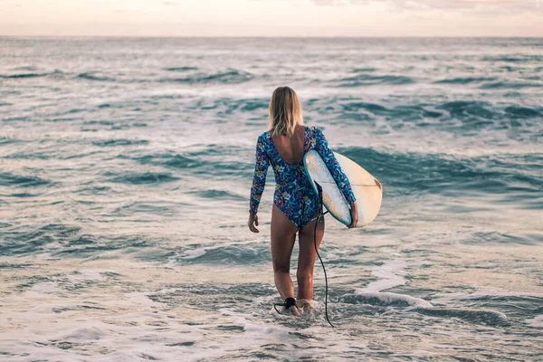 Πορτρέτο Του Ξανθού Κορίτσι Surfer Λευκή Σανίδα Του Σερφ Μπλε — Φωτογραφία Αρχείου