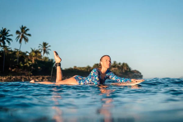 Retrato Menina Surfista Loira Prancha Surf Branco Oceano Azul Retratado — Fotografia de Stock