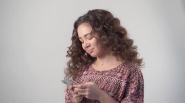 Üzgün kız gözyaşlarını tutamıyor akıllı telefonuna mesaj yazıyor.