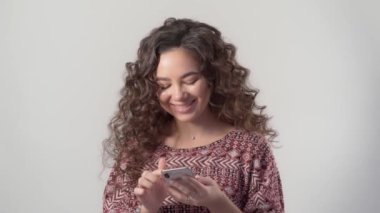 Modern akıllı telefonu olan bir kız sosyal ağlardaki fotoğraflara bakar.