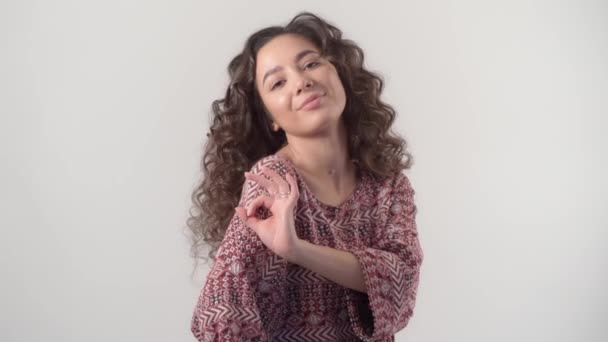 Meisje agiteert met gebaren om gevaccineerd te worden tegen het coronavirus — Stockvideo