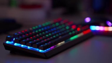 Bir esport oynatıcısı RGB arka ışığı olan bir oyun klavyesinde ve farede oyunlar oynar