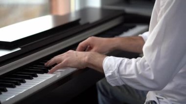 Yetişkinler için piyano derslerinde bir piyanist piyanoda bir melodi çalar..